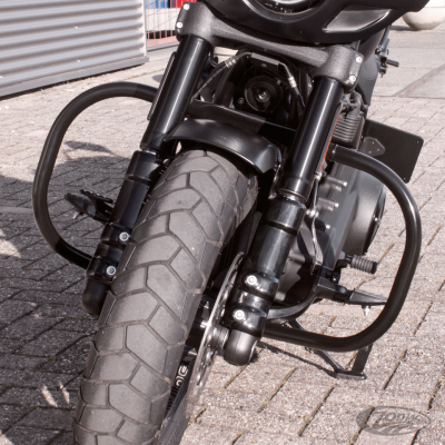 Blk highway bar Softail 18-UP D=1.25" (DE)
