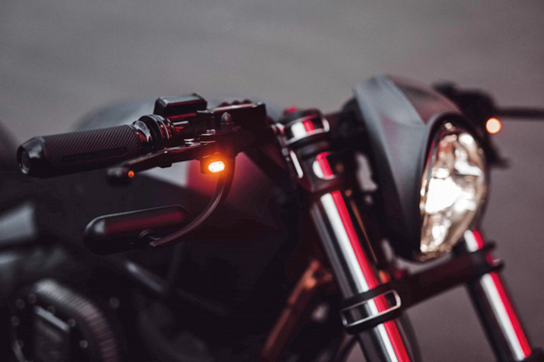 BLK Imperceptible front LED turn signals (IT)