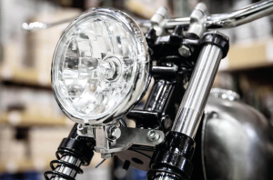 Bottom Headlight Bracket Narrow Glide (IT)