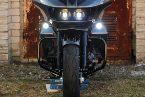 Bolt on chin spoiler FLH/T17-up w/runlig (GB)