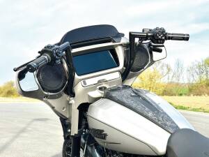 330 Medium Bagger Flow Bar Super Fat Handlebar for Street Glide with 1" Clamp Diameter 3-Hole Gloss Black Powder Coated 1,4" Throttle By Wire (Switch Housing Sensor)